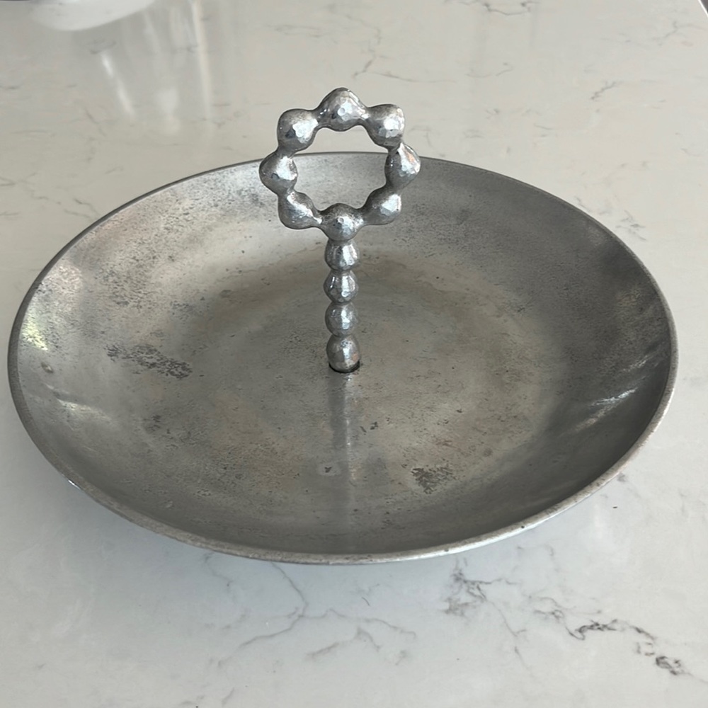 Threshold metal bowl